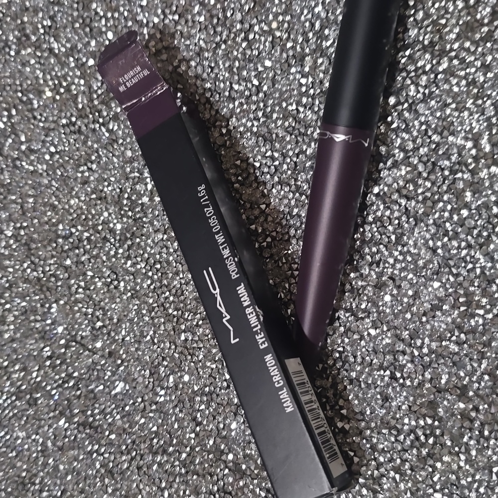 ❇️🧚‍♀️FLOURISH ME BEAUTIFUL Mac RARE Kajal Crayon Eyeliner NWT - Picture 4 of 6